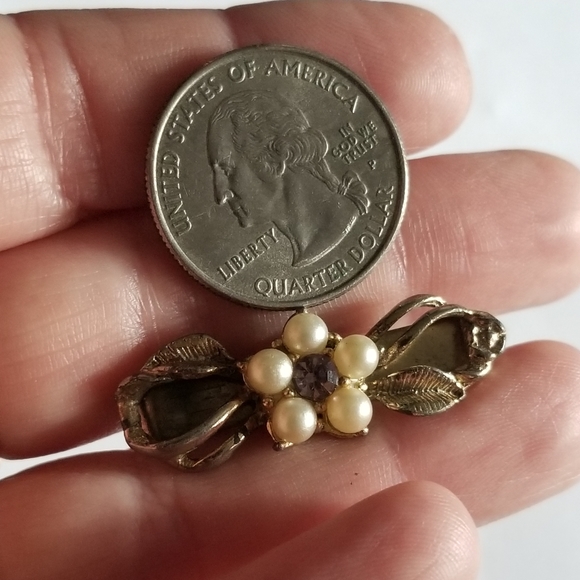 Relisted - Vintage clip brooch faux pearls gold tone - Picture 7 of 8